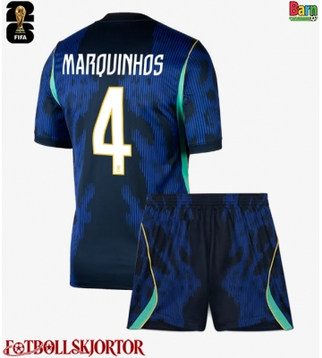 Brasilien Marquinhos #4 Borta Kläder Barn VM 2026 Kortärmad (+ Korta byxor)